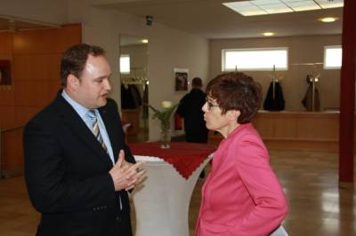 Der Kreisvorsitzende Dr. Tim Ostermann MdB im Gesprch mit der Ministerprsidentin des Saarlandes Annegret Kramp-Karrenbauer.