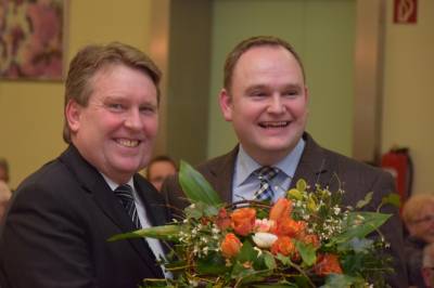 Bernd Stute und Dr. Tim Ostermann freuen sich ber die starke Zustimmung (fast 99 Prozent) fr den Kandidaten.