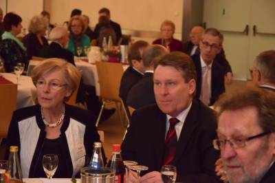 Gunthild Kötter, Bernd Stute und Klaus Plaszczek verfolgen interessiert die Rede des ehemaligen Ministerpräsidenten von Niedersachsen David McAllister.