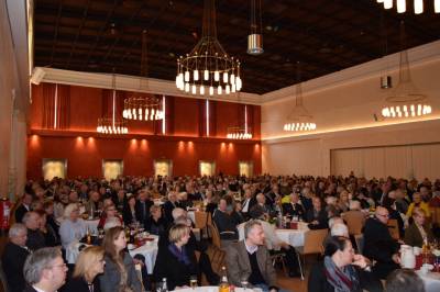 Der große Saal ist sehr gut gefüllt.