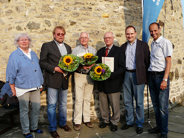 Rosemarie Oberschelp (stv. Stadtverbandsvorsitzende), Horst Maag-Oberste-Meier, Helmut Bruning, Jürgen Hammer, Dr. Tim Ostermann (CDU-Bundestagskandidat und Kreisvorsitzender), Frank Jaksties (CDU-Stadtverbandsvorsitzender). Rosemarie Oberschelp (stv. Stadtverbandsvorsitzende), Horst Maag-Oberste-Meier, Helmut Bruning, Jürgen Hammer, Dr. Tim Ostermann (CDU-Bundestagskandidat und Kreisvorsitzender), Frank Jaksties (CDU-Stadtverbandsvorsitzender).