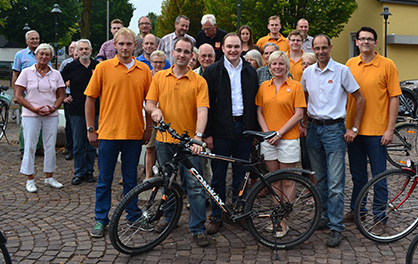 Rund 40 Radfahrer begleiten Tim Ostermann von Spenge nach Enger Rund 40 Radfahrer begleiten Tim Ostermann von Spenge nach Enger