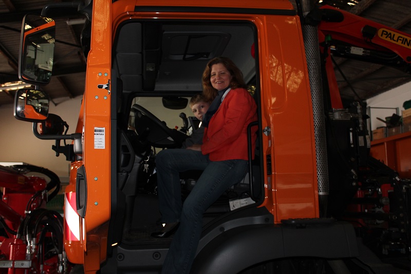 Platz genommen. Brgermeisterkandidatin Marie-Luise Horst-Eckert im neuen LKW des Bauhofes 