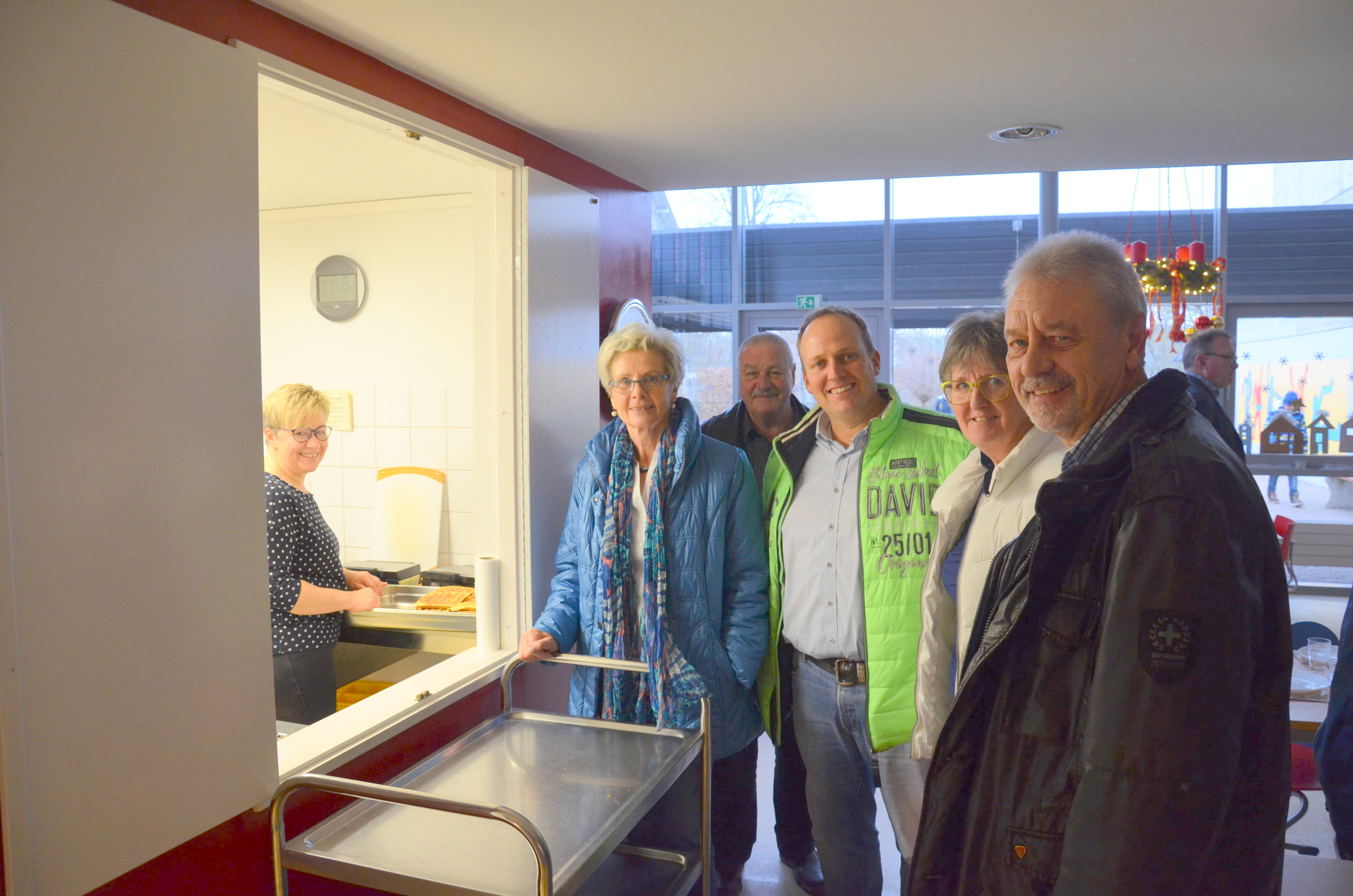 Heute hat Larrisa Heßmert (hinten) Waffeln gebacken. CDU Politikerinnen und Politiker vor der Essensausgabe von links: Edelgard Tödtmann, Dieter Müller,Frank Knickmeier, Christel Mester und Dieter Bentrup Heute hat Larrisa Heßmert (hinten) Waffeln gebacken. CDU Politikerinnen und Politiker vor der Essensausgabe von links: Edelgard Tödtmann, Dieter Müller,Frank Knickmeier, Christel Mester und Dieter Bentrup