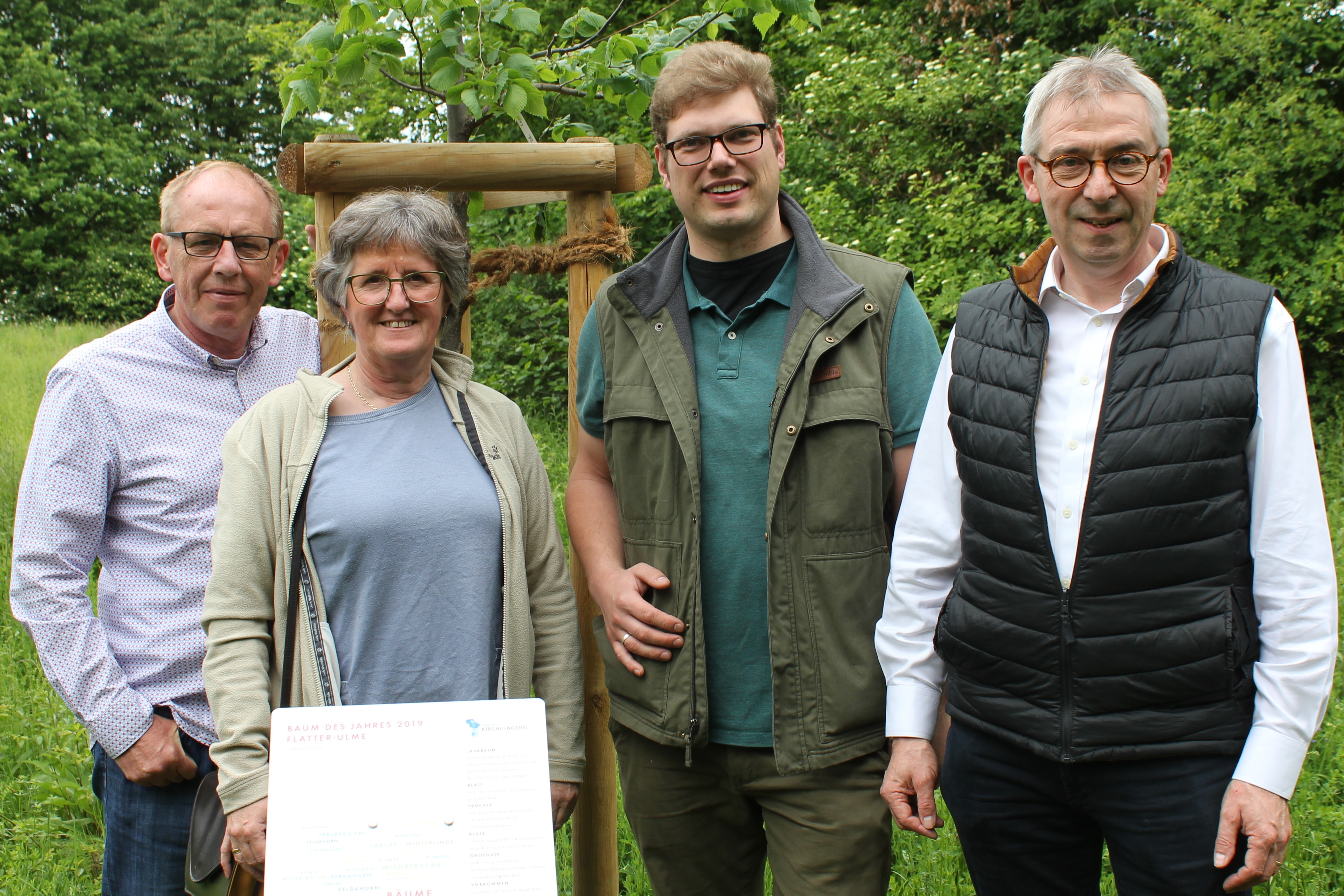 Foto v.l.: Detlef Kaase, Christel Mester, Jan- Peter Uthoff, Bernd Klute im Espelpark vor dem Baum des Jahres 2019, einer Flatter- Ulme Foto v.l.: Detlef Kaase, Christel Mester, Jan- Peter Uthoff, Bernd Klute im Espelpark vor dem Baum des Jahres 2019, einer Flatter- Ulme