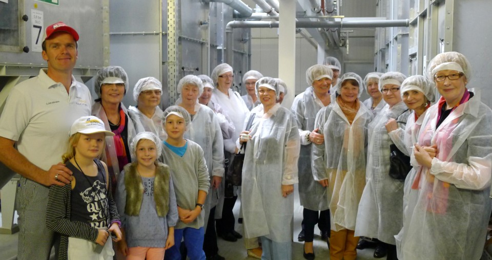 Die Frauen Union der CDU blickte in den spannenden Betrieb der Großbäckerei Hensel. Bäckermeister Sven Gieselmann (links) führte durch die Produktion. Die Frauen Union der CDU blickte in den spannenden Betrieb der Großbäckerei Hensel. Bäckermeister Sven Gieselmann (links) führte durch die Produktion.