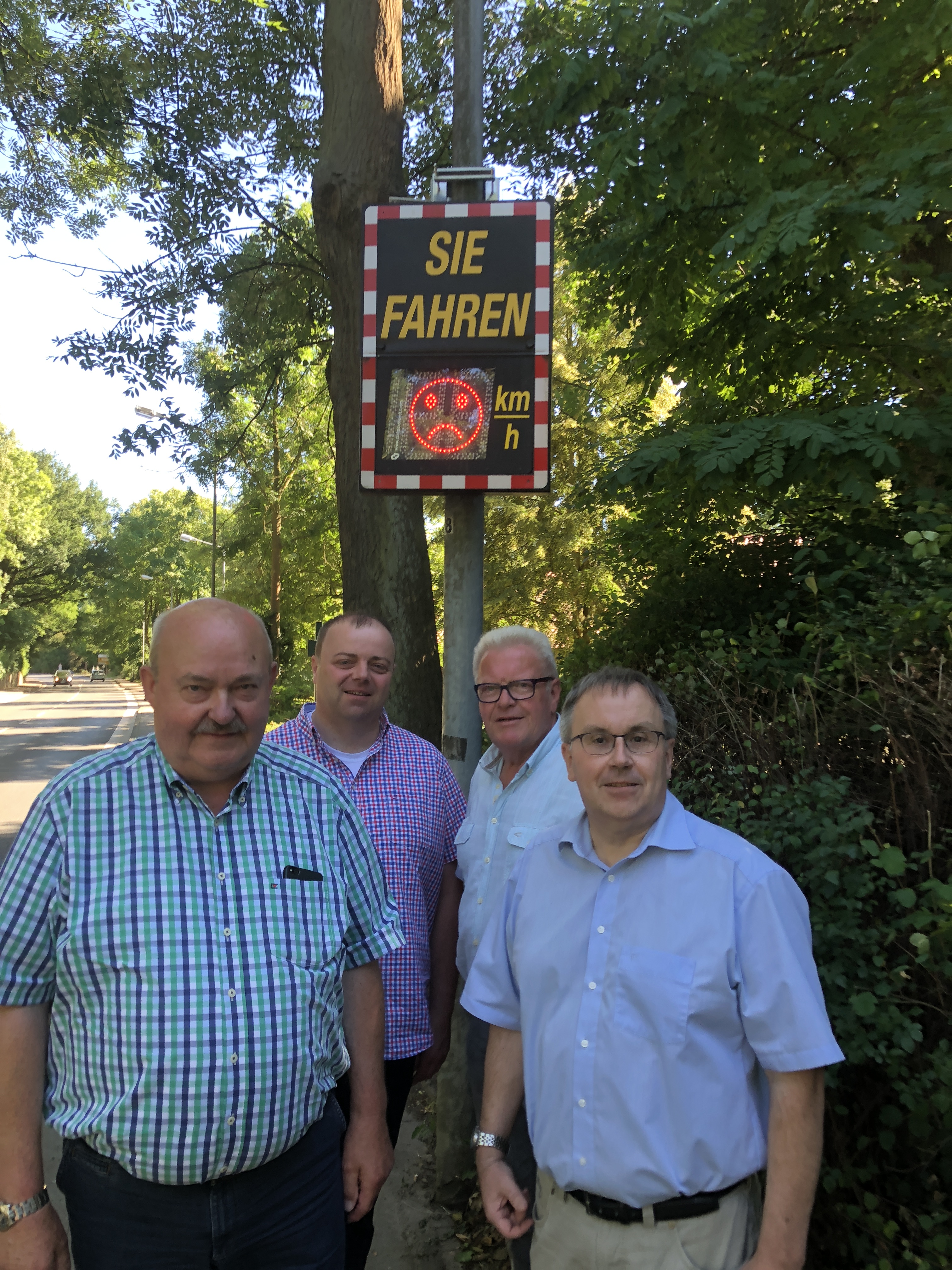 Die CDU-Ratsherren Friedhelm Abke, Matthias Held, Theo Grohmann und Karl-Heinz Nolting gen. Neddermann freuen sich über die geplante Geschwindigkeitsreduzierung. Die CDU-Ratsherren Friedhelm Abke, Matthias Held, Theo Grohmann und Karl-Heinz Nolting gen. Neddermann freuen sich über die geplante Geschwindigkeitsreduzierung.