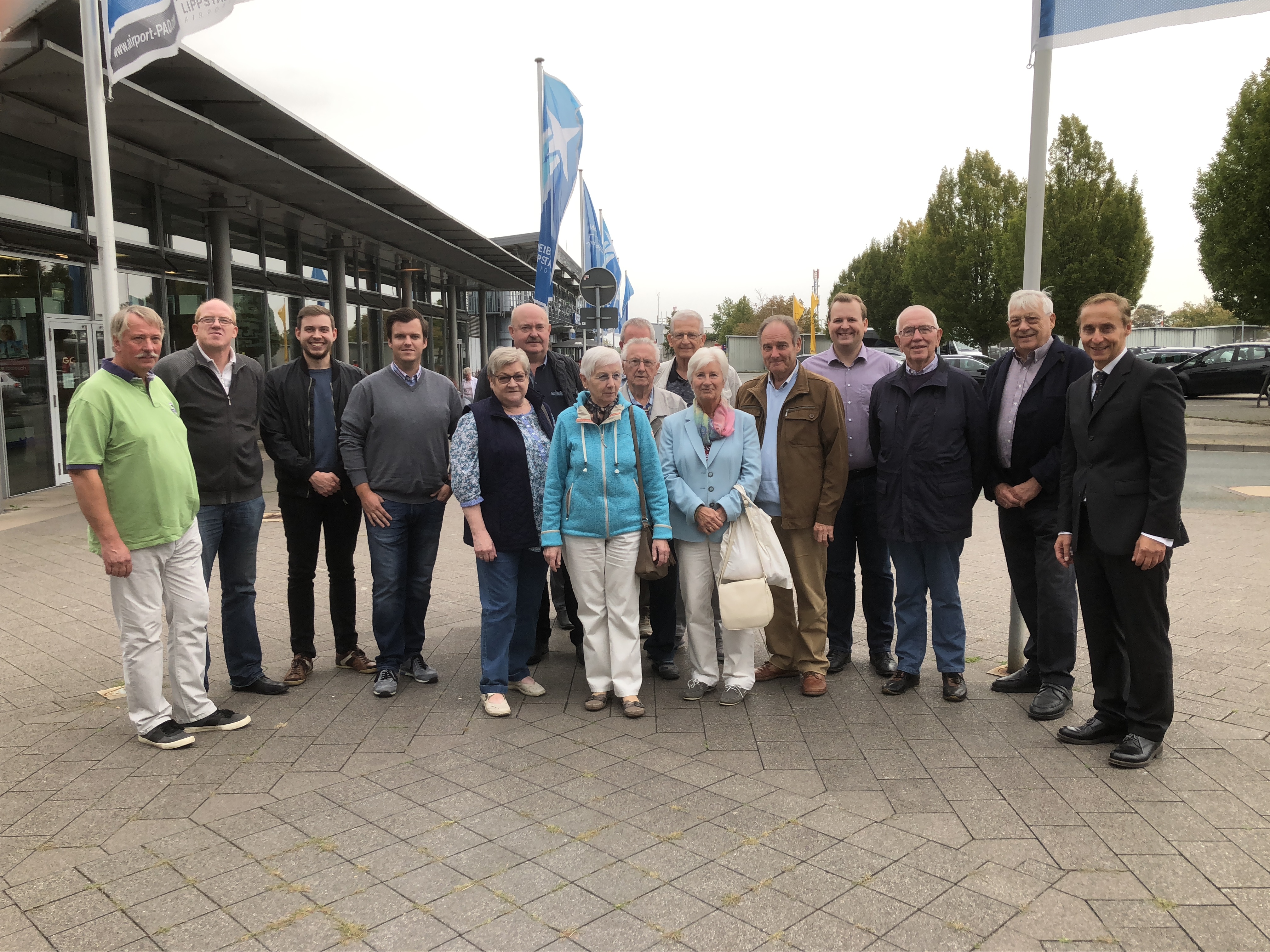 Flughafen-Geschäftsführer Dr. Marc Cezanne (r.) freute sich über die Besuchergruppe und stand für Fragen zur Verfügung. Flughafen-Geschäftsführer Dr. Marc Cezanne (r.) freute sich über die Besuchergruppe und stand für Fragen zur Verfügung.