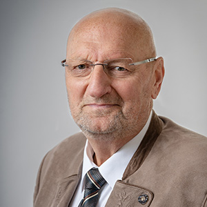  Hans-Georg Knig